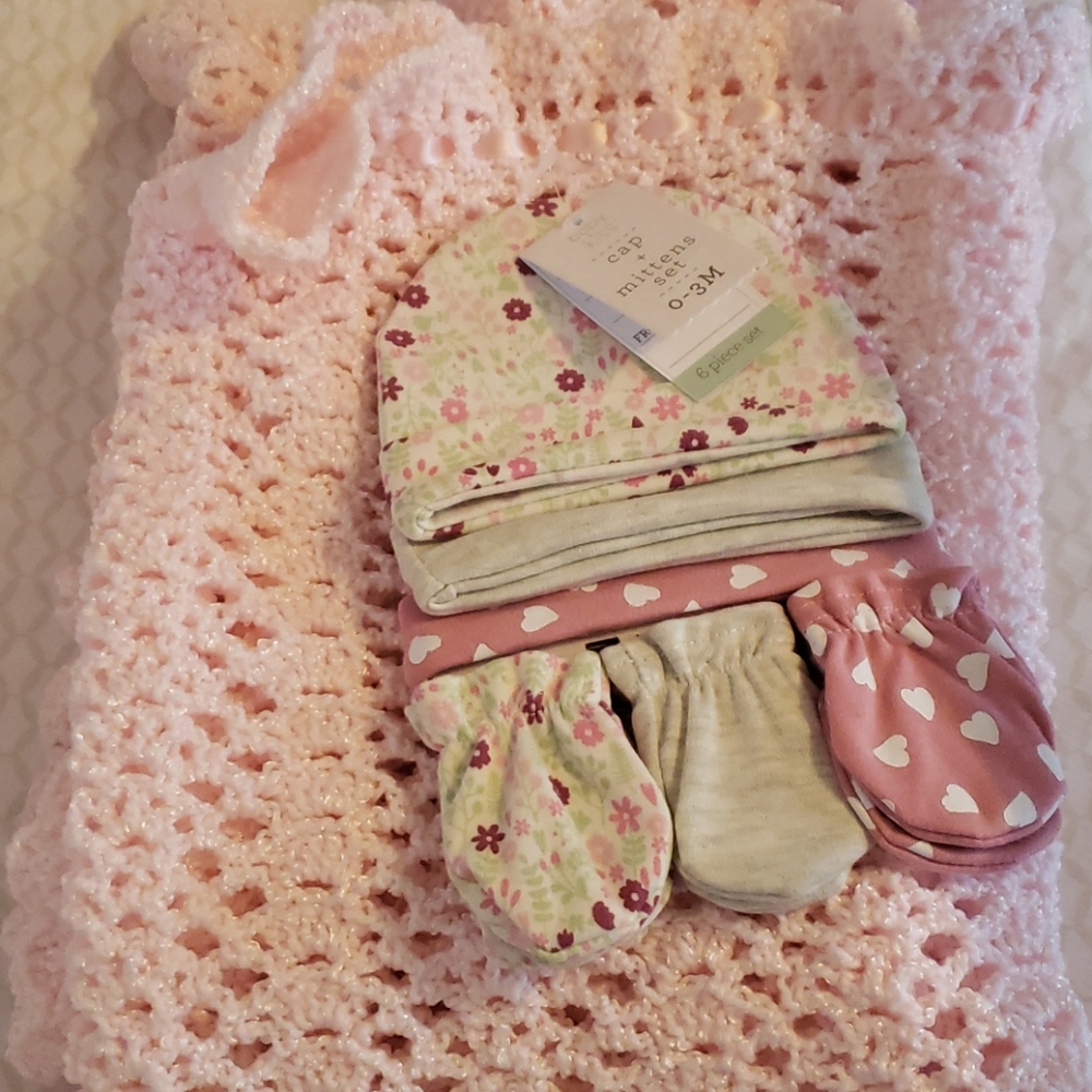 Baby kiss cap and mittens set 0 to 3 months